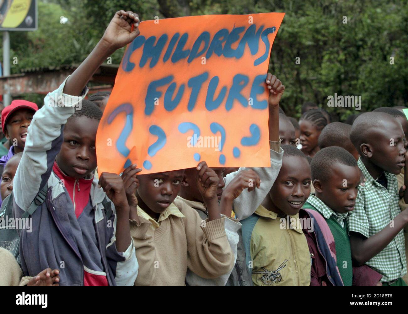 Les enfants kenyans participent à une procession organisée par la campagne sur les changements climatiques - Afrique et le Groupe œcuménique dans le cadre de la Conférence des Nations Unies sur les changements climatiques qui se tient à Gigiri, Nairobi, le 11 novembre 2006. Samedi, des centaines de personnes ont défilé dans la capitale pour appeler les pays riches à faire plus dans la lutte contre le réchauffement climatique. REUTERS/Thomas Mukoya (KENYA) Banque D'Images