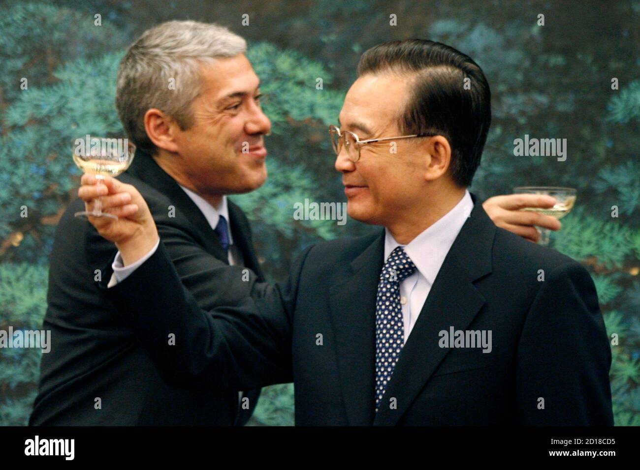China's Prime Minister Wen Jiabao (R) and his visiting Portuguese counterpart Jose Socrates toast after witnessing a bilateral agreements signing ceremony at the Great Hall of the People in Beijing January 31, 2007. REUTERS/Claro Cortes IV (CHINA) Banque D'Images