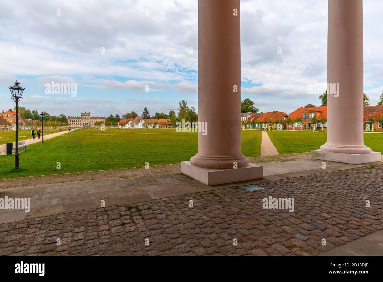 Vue depuis le Stadtkirche ou l'église de la ville jusqu'au palais baroque de Ludwigslust, Ludwigslust, Mecklembourg-Poméranie-Occidentale, Allemagne de l'est, Europe Banque D'Images