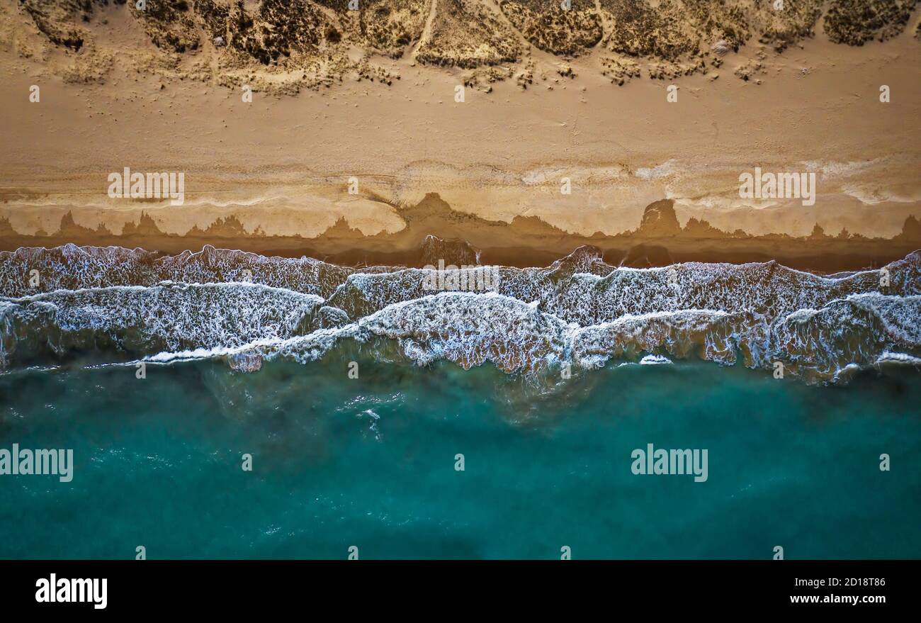 Belle plage de sable avec mer turquoise, vue de dessus. Vue sur les drones ! Banque D'Images