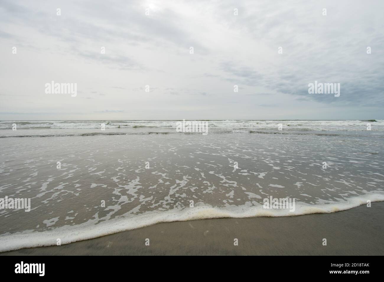 Une vue de l'horizon sur l'océan sur le Plage sur un ciel nuageux Banque D'Images
