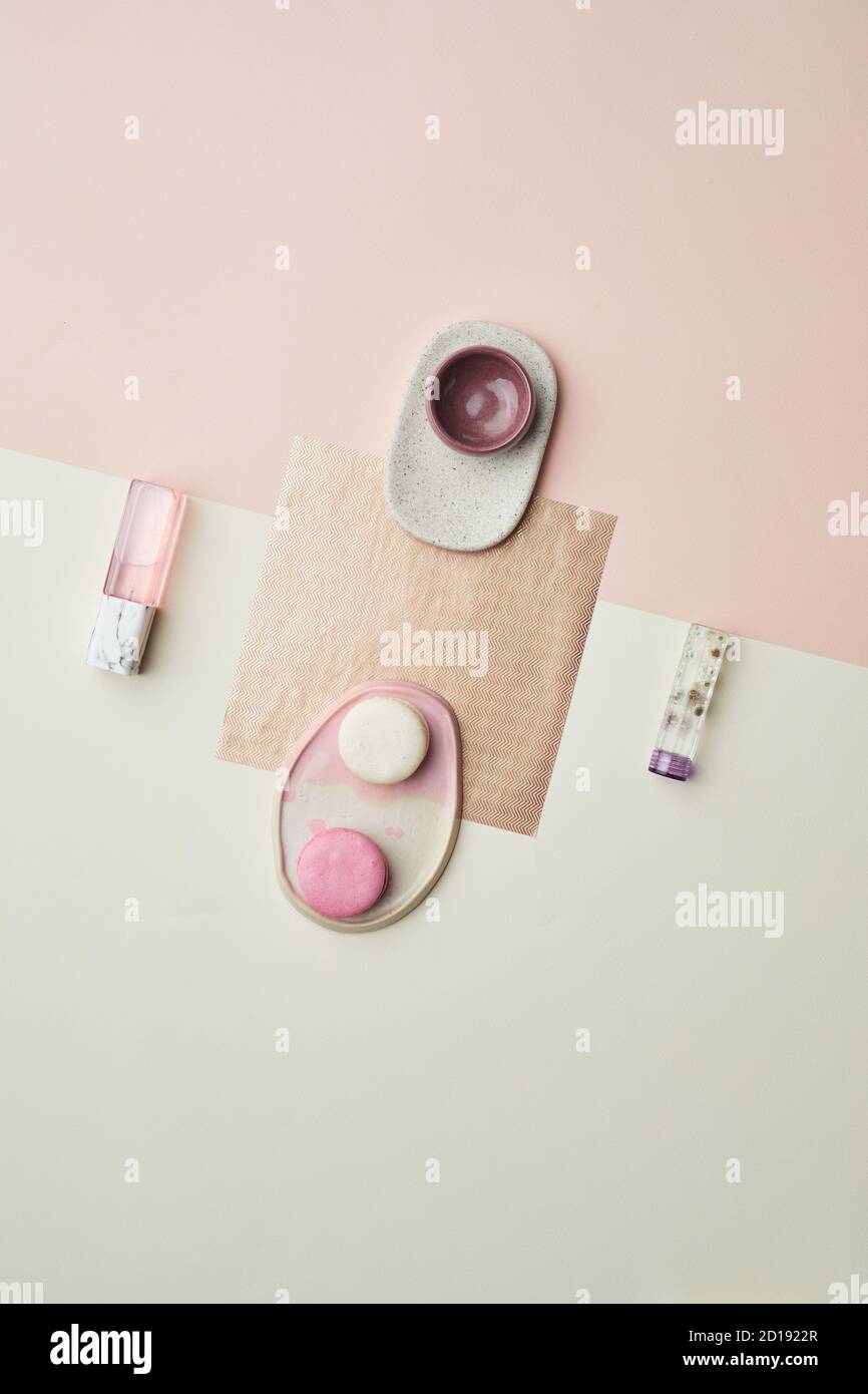 Image d'arrière-plan minimale des objets de couleur pastel rose dans la composition graphique, l'espace de copie Banque D'Images