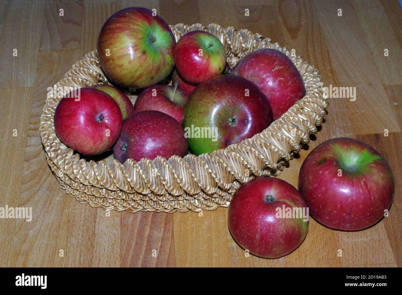 Pommes rouges dans le panier Banque D'Images