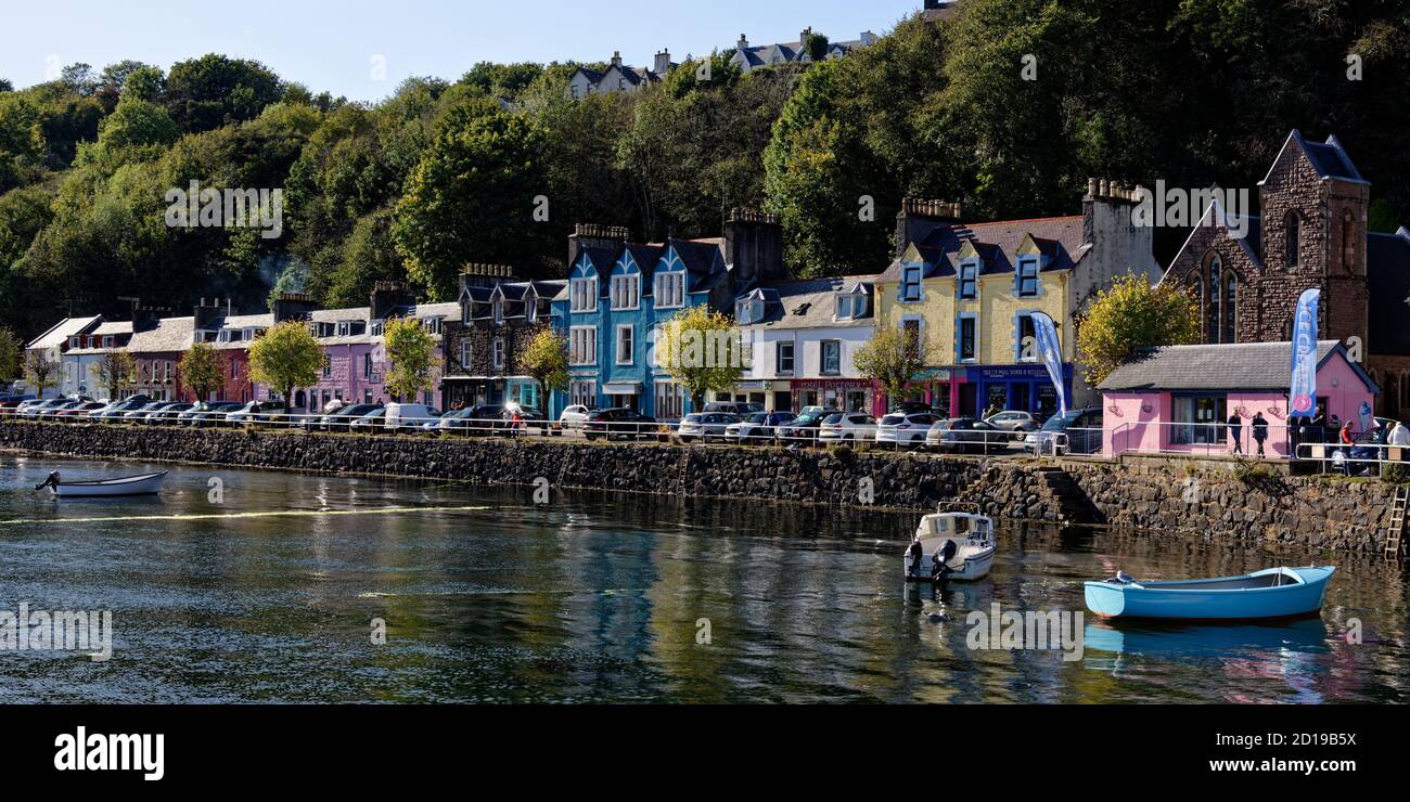 Les jolies maisons colorées le long du port de Tobermory on L'île de Mull dans le nord de l'Écosse Banque D'Images