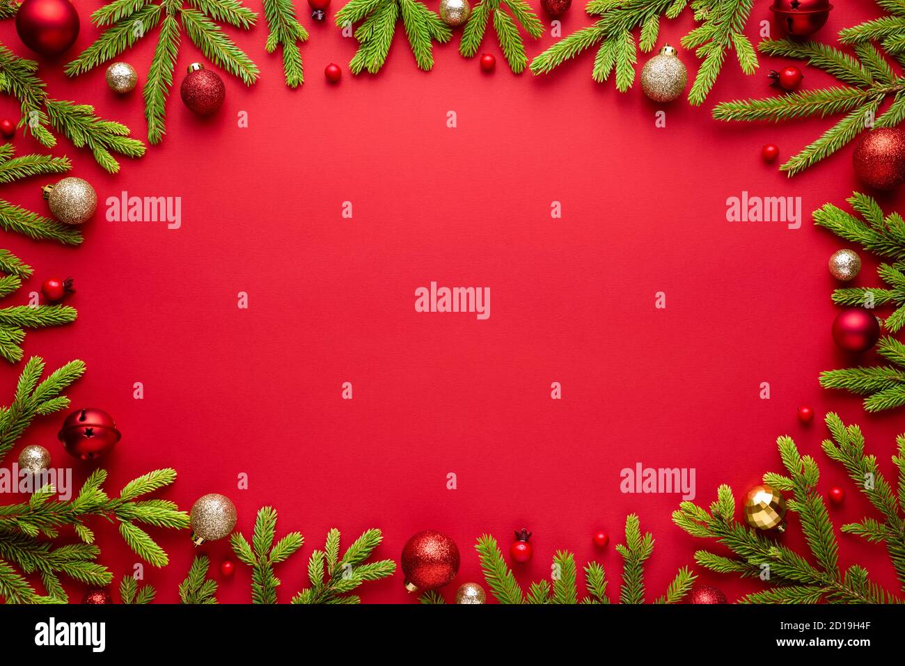 Fond rouge de noël avec cadre ovale. Bordure des fêtes de fin d'année avec espace pour les textes de fête. Vue de dessus, plan d'appartement Banque D'Images
