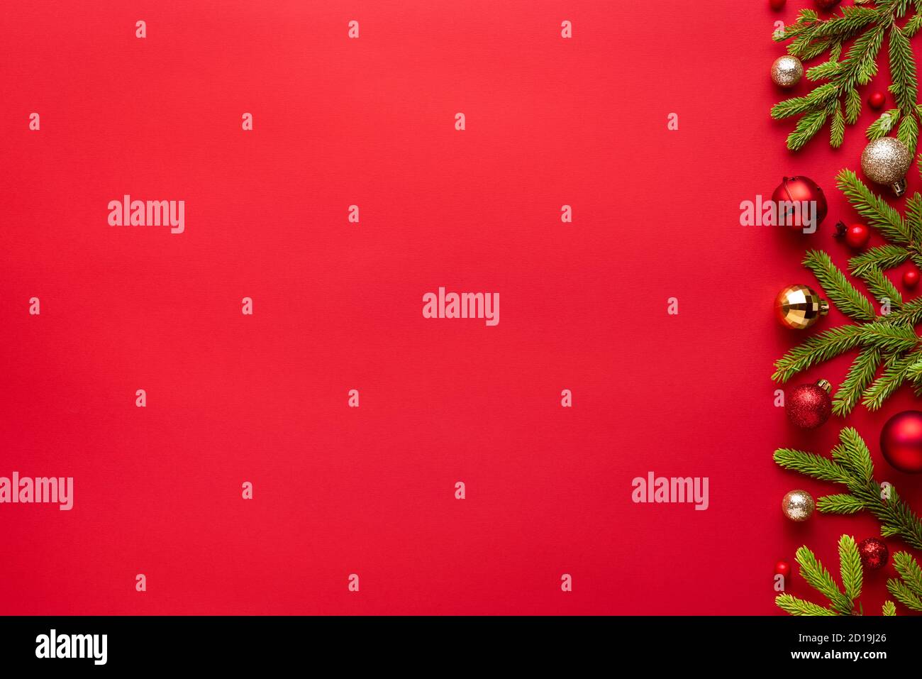 Fond rouge de Noël et de nouvel an avec décoration de vacances. Cadre décoratif avec espace de copie pour message. Vue de dessus, plan d'appartement Banque D'Images