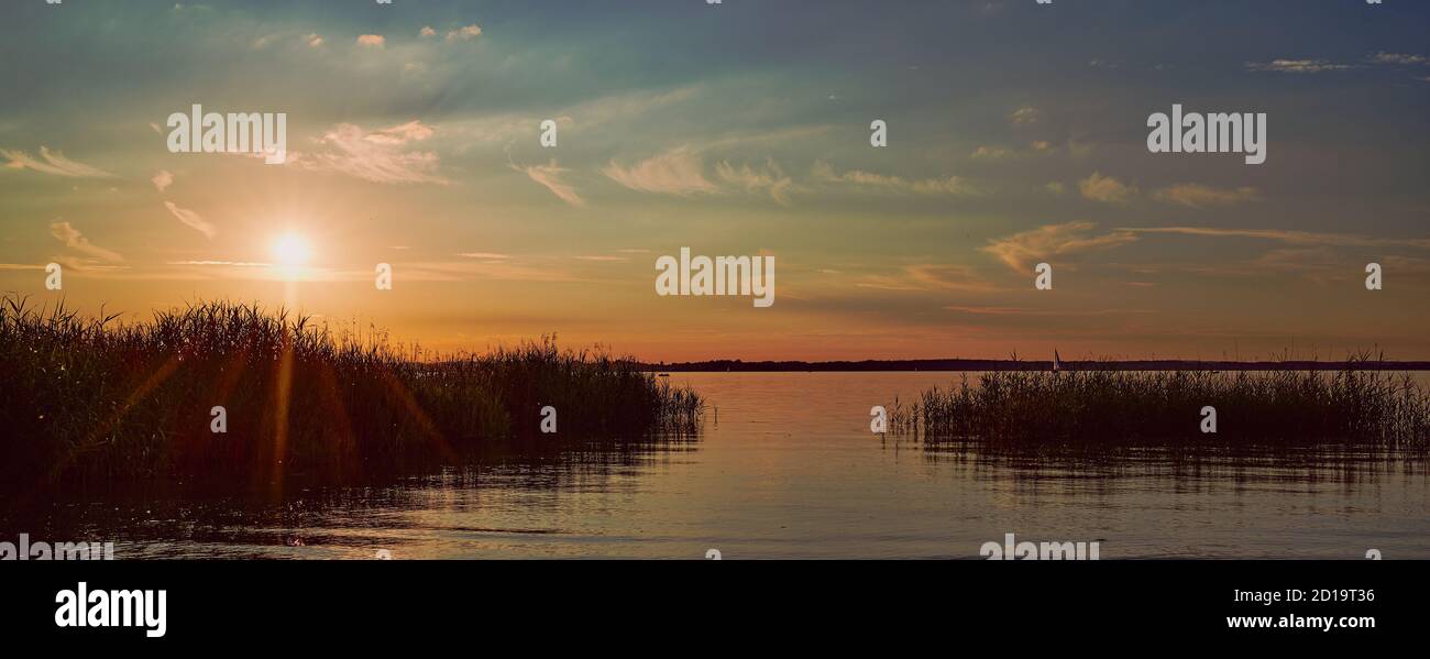 Photo panoramique d'un coucher de soleil sur le lac Chiemsee in Allemagne Banque D'Images