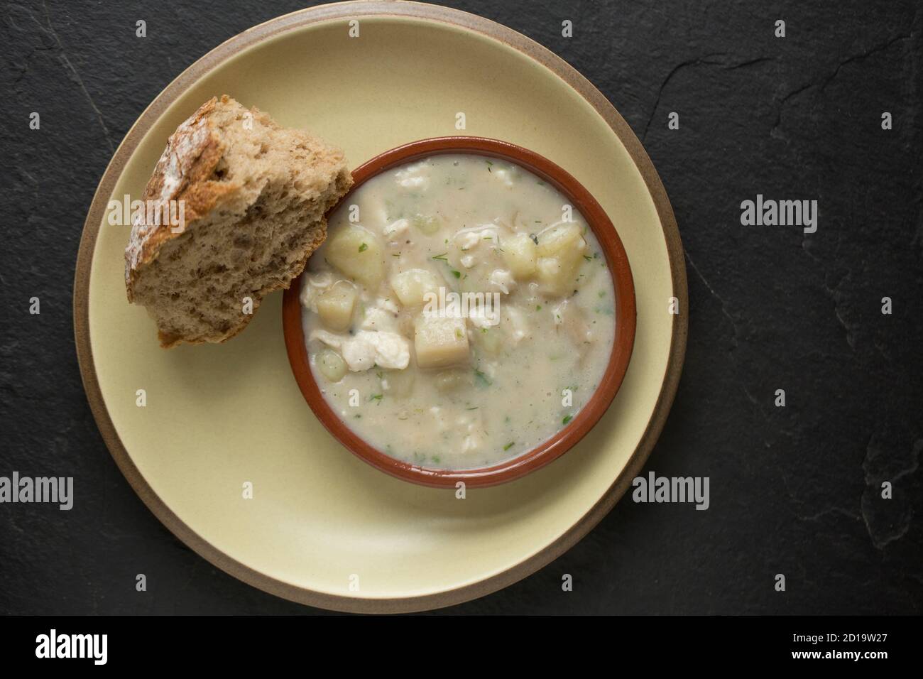 Une maison a fait l'exemple de la soupe de poisson finlandaise connue sous le nom de Kalakeitto. Il comprend des oignons et des pommes de terre ainsi que des herbes mélangées, y compris l'aneth et le poisson U. Banque D'Images