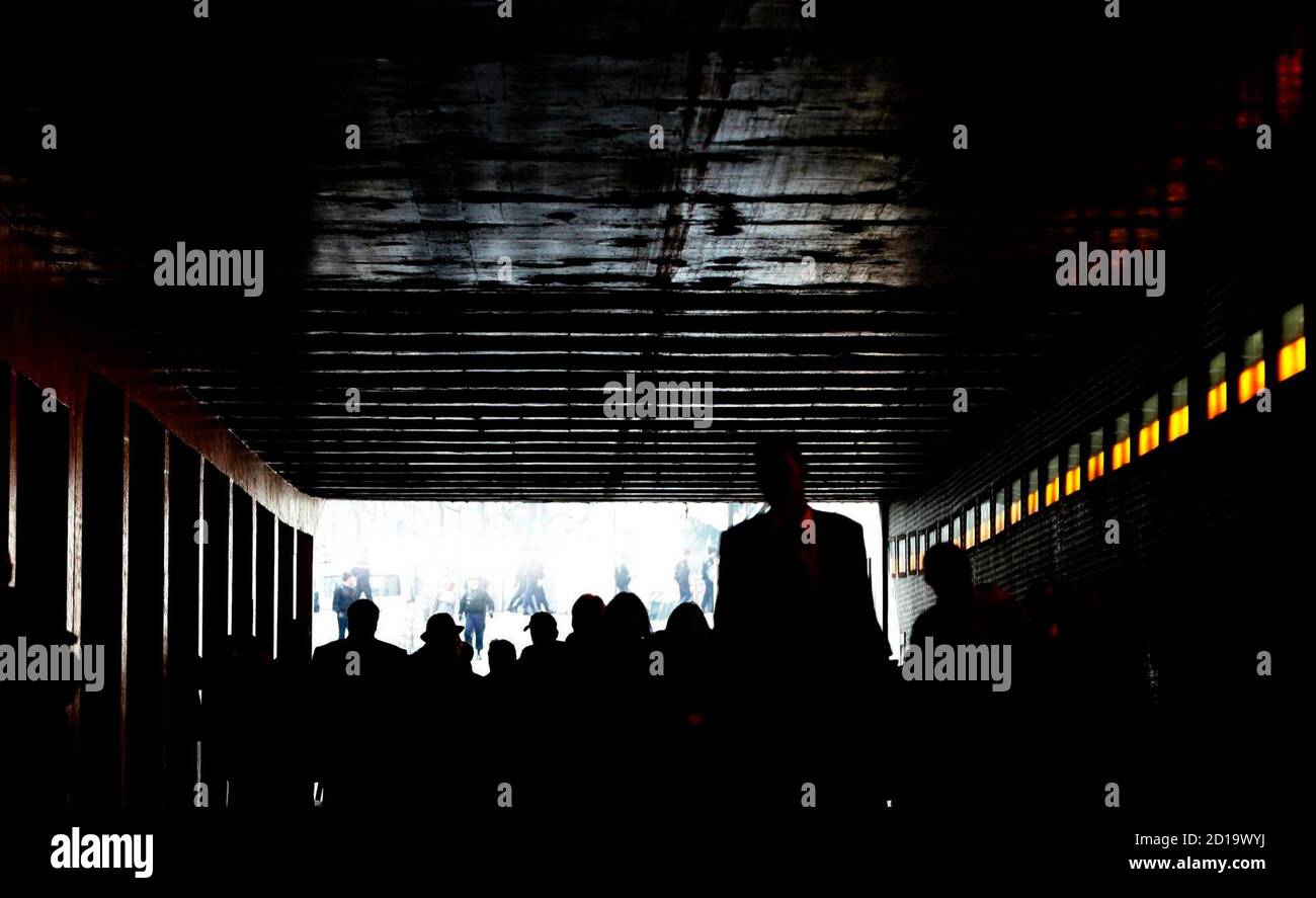 The jury from the Coroner's inquest into the deaths of Diana, Princess of Wales and Dodi Al Fayed enter the Pont de l'Alma tunnel in Paris October 8, 2007, where the Mercedes the couple were travelling in crashed. REUTERS/Cathal McNaughton/Pool (FRANCE) Banque D'Images