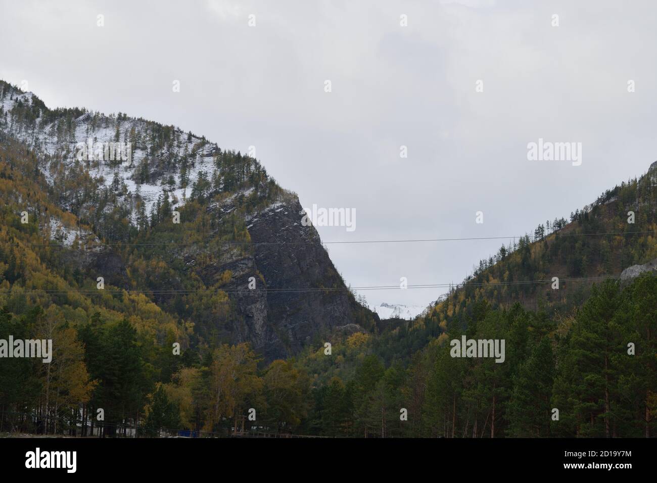 Vue sur un col dans les montagnes Sayan, vue depuis Arshan, Russie Banque D'Images