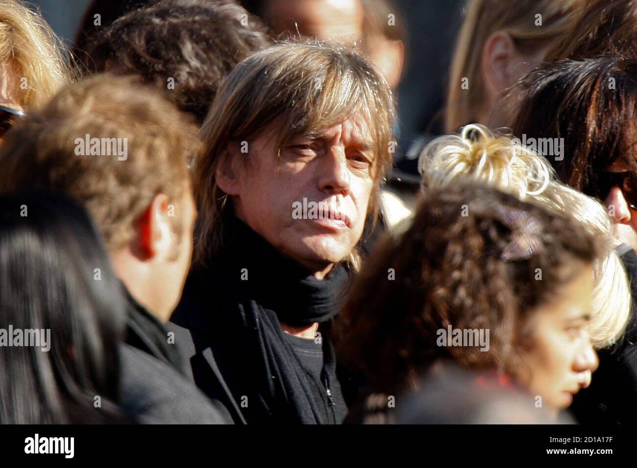 Le chanteur français Jean-Louis Aubert (C) arrive au service funéraire de  l'acteur français Guillaume Depardieu à l'église de Bougival, près de  Paris, le 17 octobre 2008. Guillaume, le fils de la star