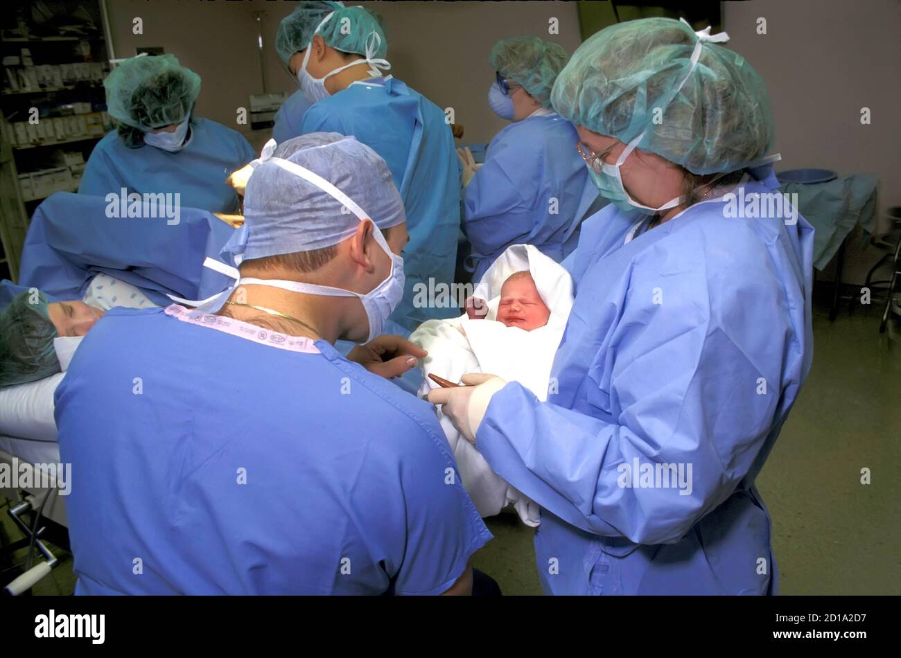 Père et médecin avec nouveau-né à l'hôpital Banque D'Images