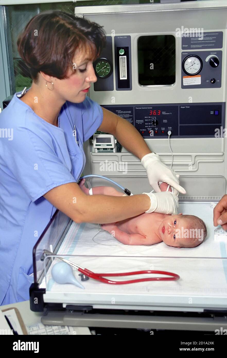 Infirmière d'hôpital prenant soin de la naissance d'un enfant Banque D'Images