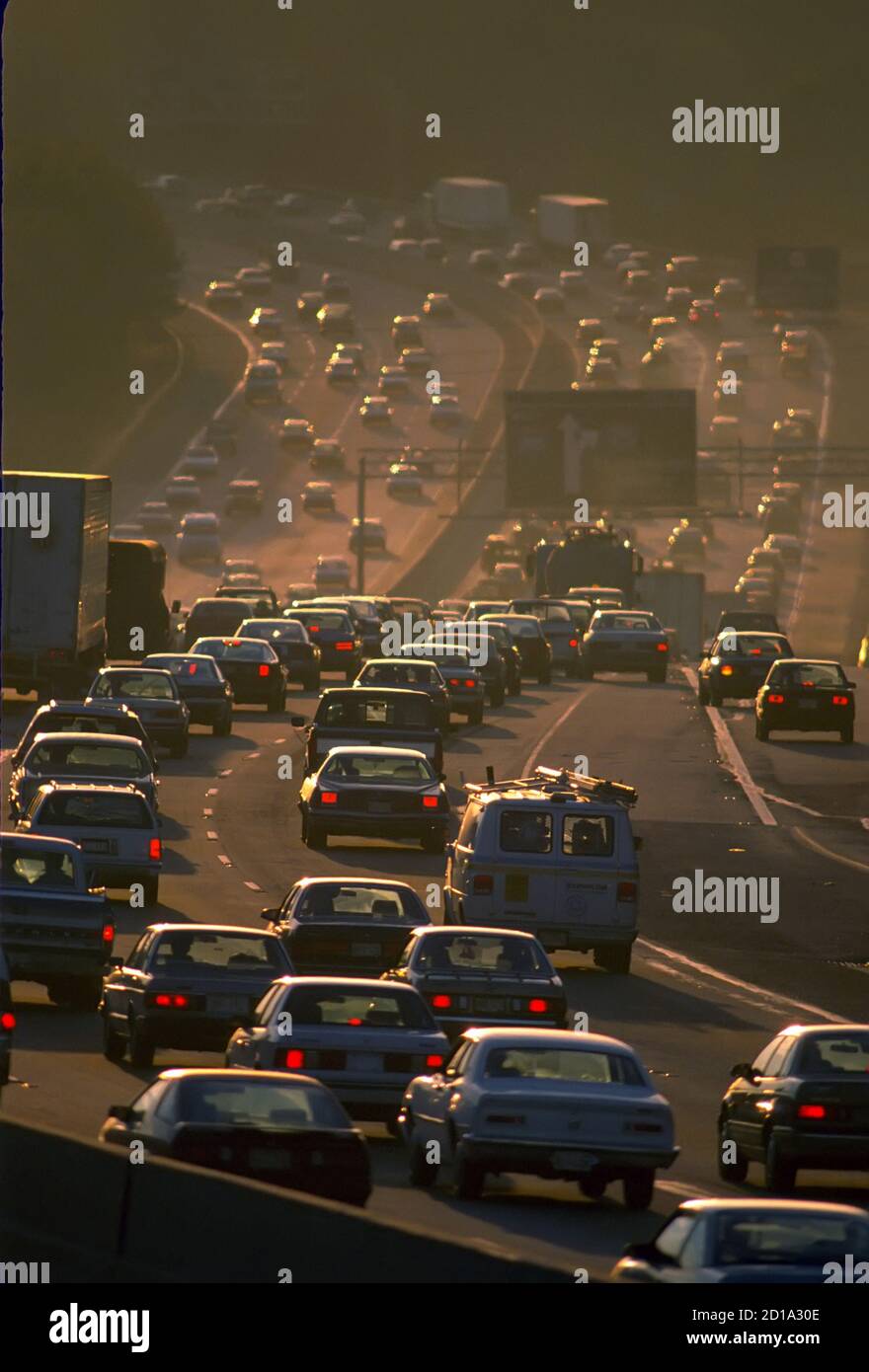 Circulation à l'heure de pointe et fin d'une journée de fumée À Atlanta, Géorgie Banque D'Images