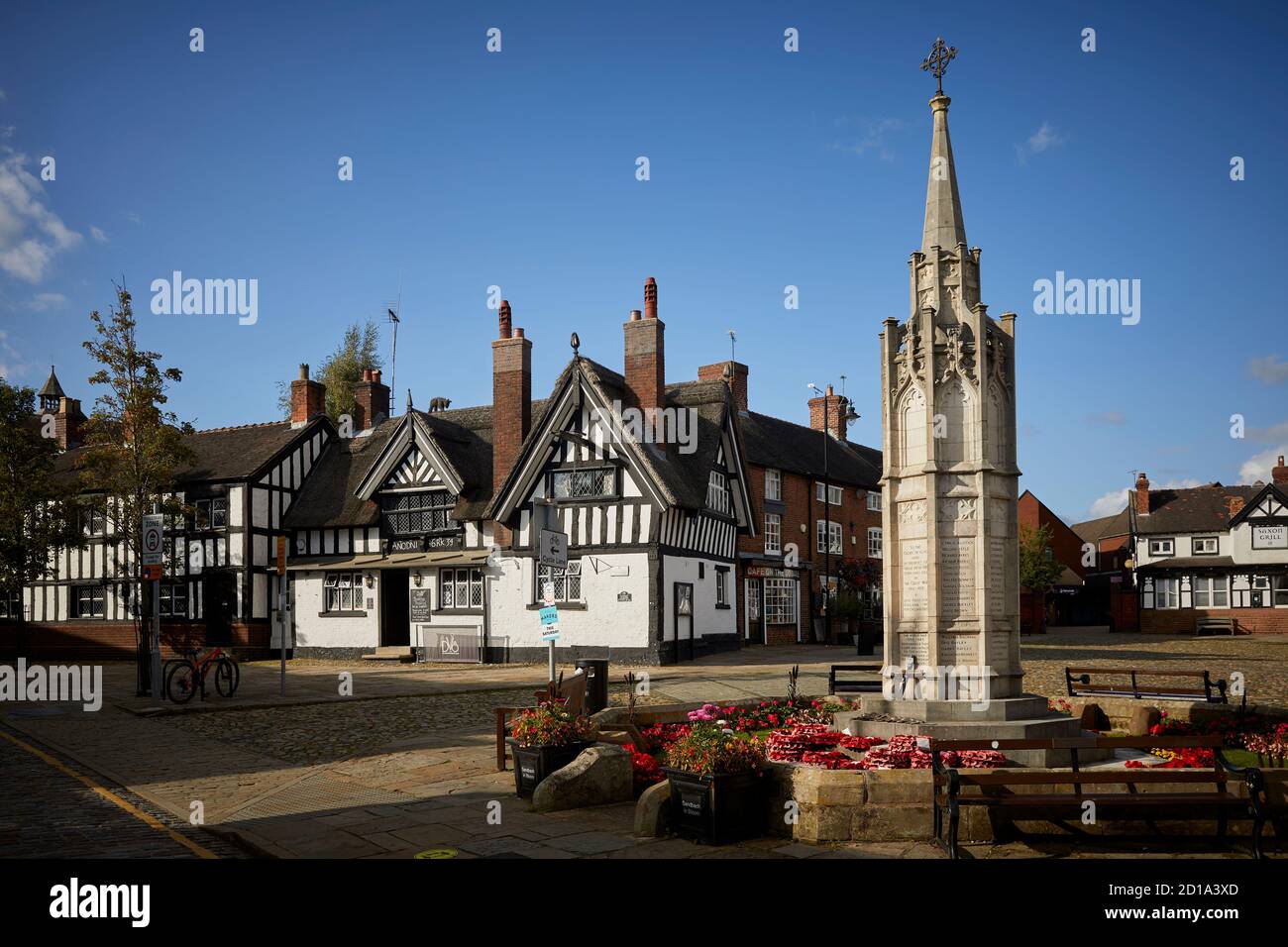 Sandbach marché ville Cheshire, Angleterre, DV8 bar dans le bâtiment Tudor à la liste pavés Black Bear Inn grade II* Banque D'Images