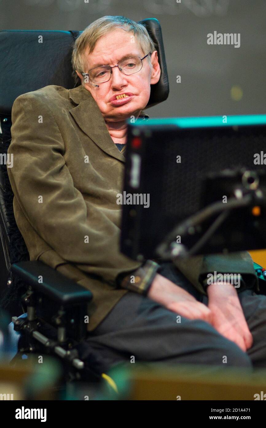 Le physicien théorique Stephen Hawking est photographié avant sa conférence  sur la création de l'Univers à l'Organisation européenne pour la recherche  nucléaire (CERN) à Meyrin près de Genève le 9 septembre 2009.