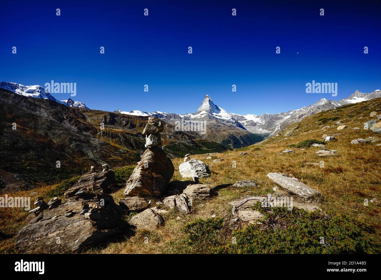 Randonnée sur le sentier des cinq lacs près de Zermatt en Suisse. Le Cervin apparaît en arrière-plan en cette journée bleue ensoleillée. Banque D'Images