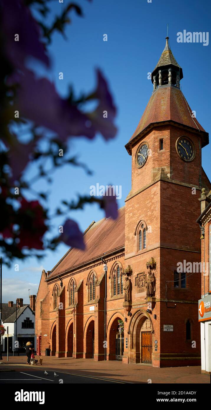 Sandbach marché ville Cheshire, Angleterre, hôtel de marché et hôtel de ville bâtiment en brique rouge conçu par Thomas Bower dans le style gothique de renouveau Grade II Banque D'Images