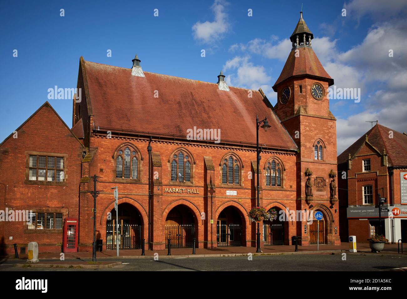 Sandbach marché ville Cheshire, Angleterre, hôtel de marché et hôtel de ville bâtiment en brique rouge conçu par Thomas Bower dans le style gothique de renouveau Grade II Banque D'Images