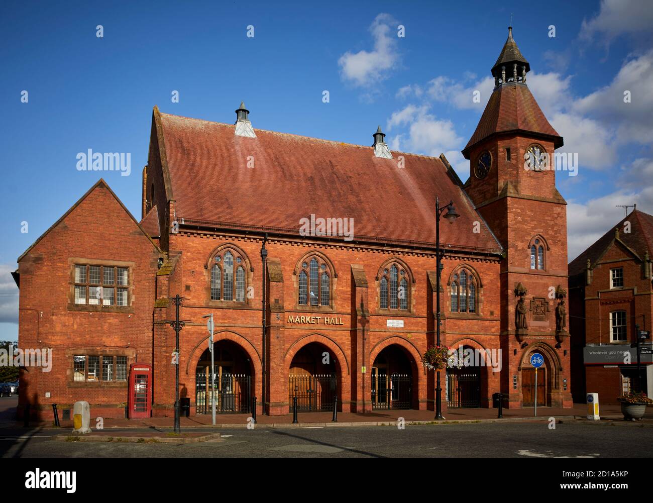 Sandbach marché ville Cheshire, Angleterre, hôtel de marché et hôtel de ville bâtiment en brique rouge conçu par Thomas Bower dans le style gothique de renouveau Grade II Banque D'Images