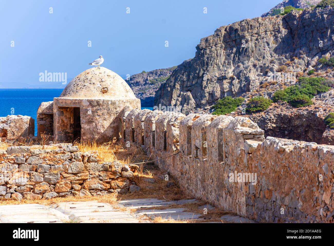 Vue sur l'île de Spinalonga avec mer calme. Ici ont été isolés des lépreux, les humains avec la maladie de Hansen, le golfe d'Elounda, Crète, Grèce. Banque D'Images