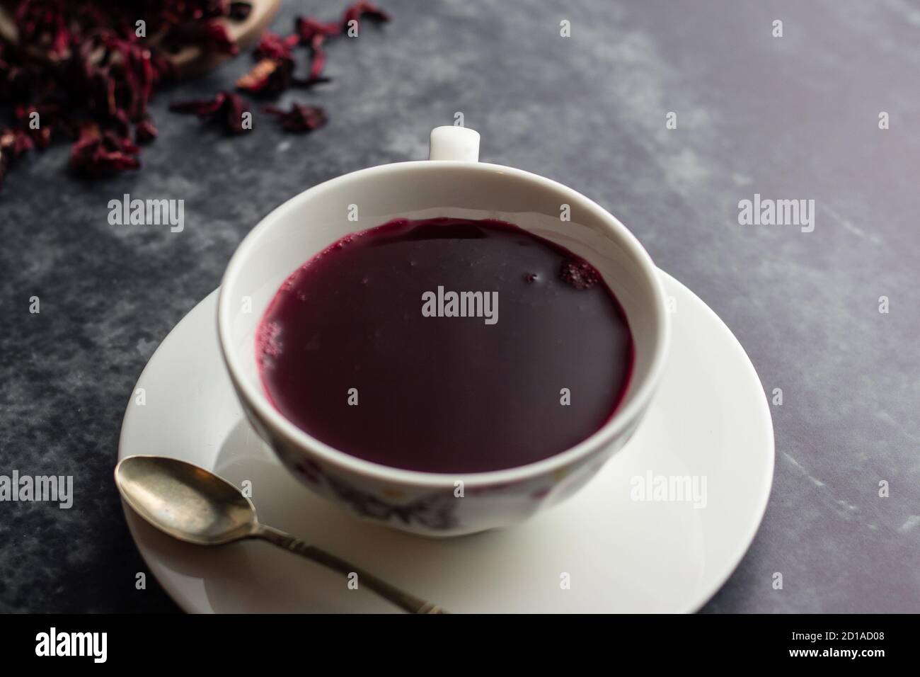 Thé hibiscus dans une tasse de thé Banque D'Images