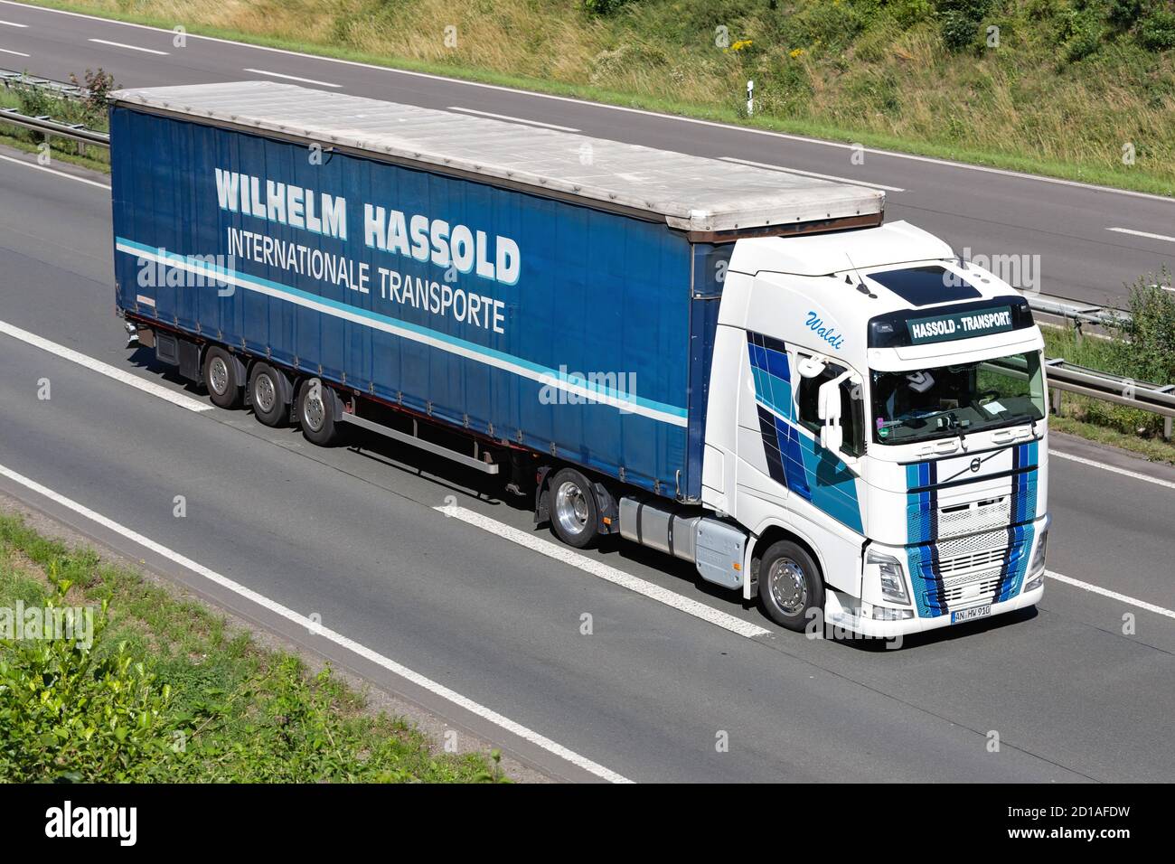 Wilhelm Hassold Volvo FH camion avec remorque en bordure du trottoir sur autoroute. Banque D'Images