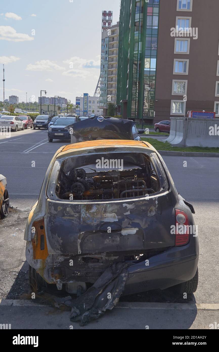 la ville a brûlé des voitures, quelques détails après un incendie dans l'un des quartiers de la ville Banque D'Images