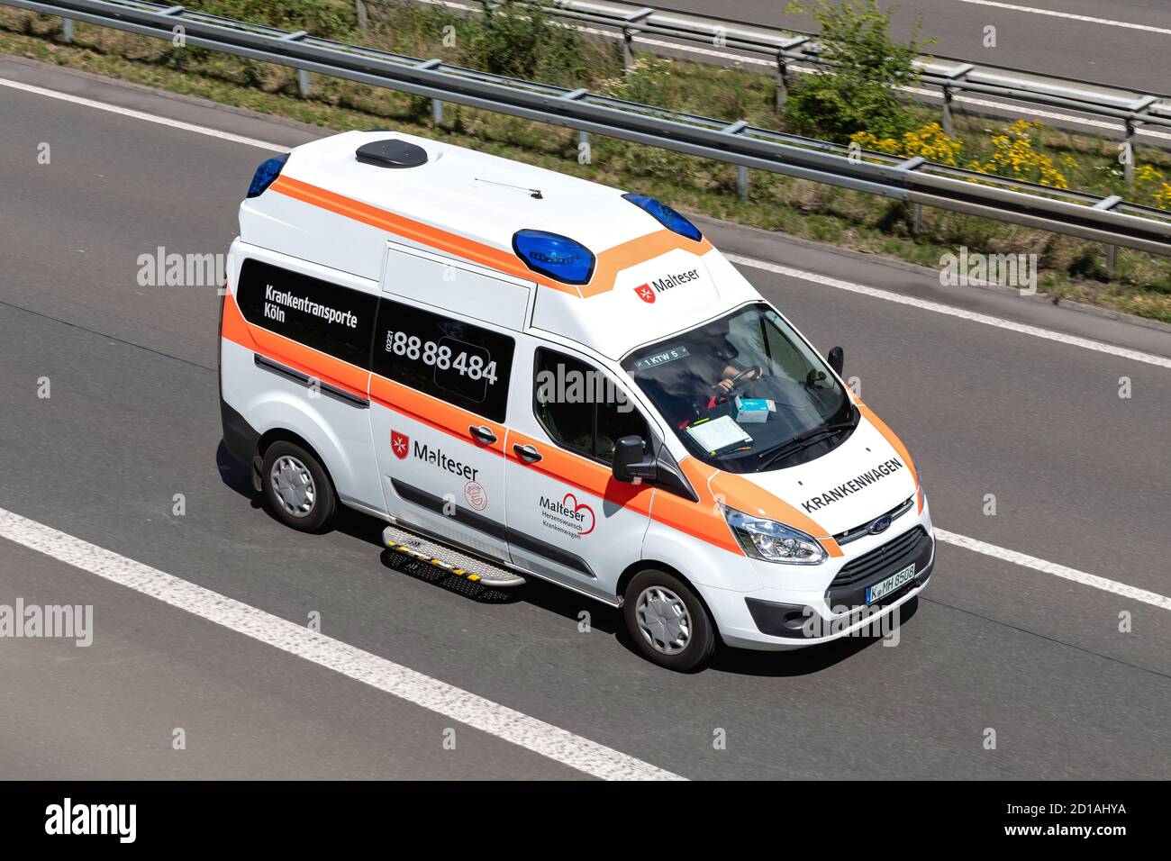 Ambulance Malteser sur l'autoroute. Le Malteser Hilfsdienst e. V. en Allemagne est une organisation de secours catholique. Banque D'Images