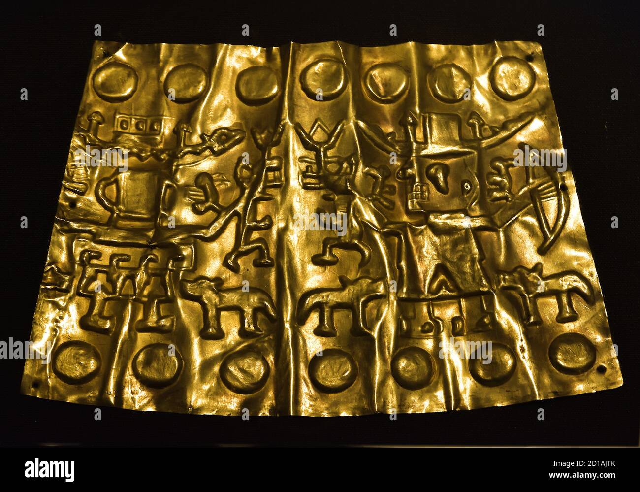 Bracelet déplié ( scène de chasse à la représentation) Embossed, or, Huari Culture, période du Moyen-Orient (600-1000 AD), Pérou, péruvien, Amérique, américain, Banque D'Images