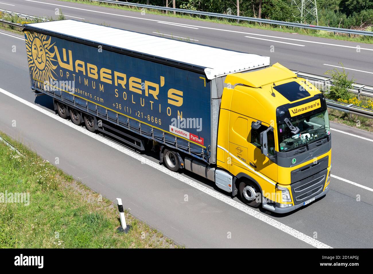 Camion Volvo FH de Waberer avec remorque en bordure de trottoir sur autoroute. Banque D'Images