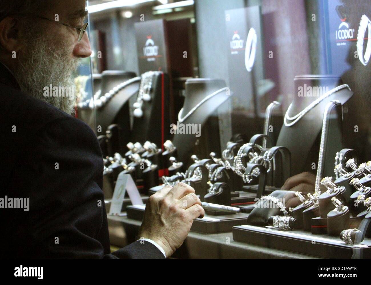 Un homme voit des bijoux en or à la foire internationale de la bijouterie  de Vicenza, en Italie, dans ce fichier photo du 15 janvier 2008. Le  joaillier italien Franco Pianegonda sait