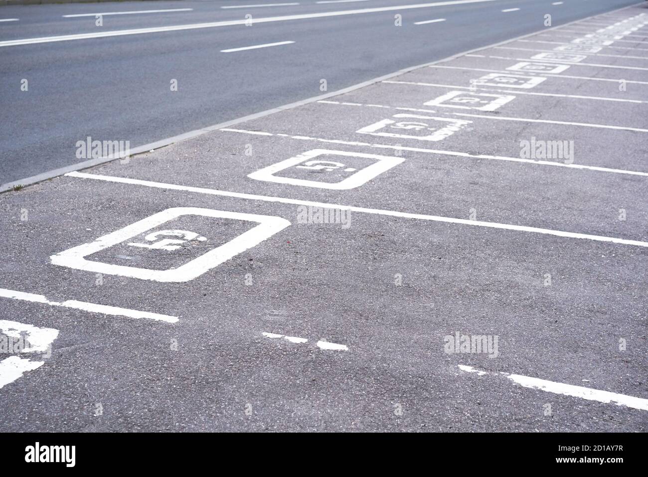 Places de parking avec photo pour les conducteurs à mobilité réduite Banque D'Images