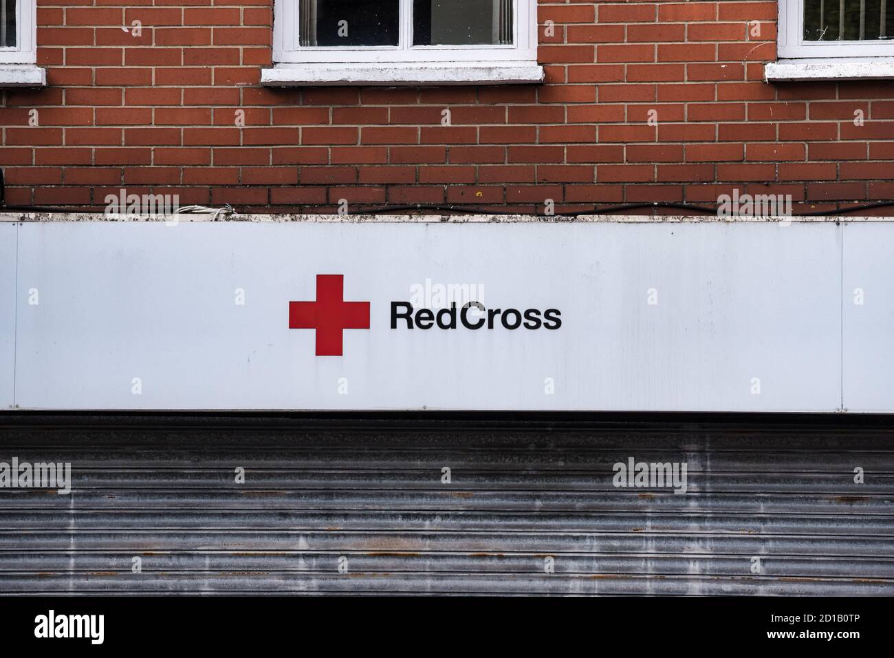 Derry, Irlande du Nord - 27 septembre 2020 : le panneau pour la boutique Redcross à Derry, Irlande du Nord. Banque D'Images