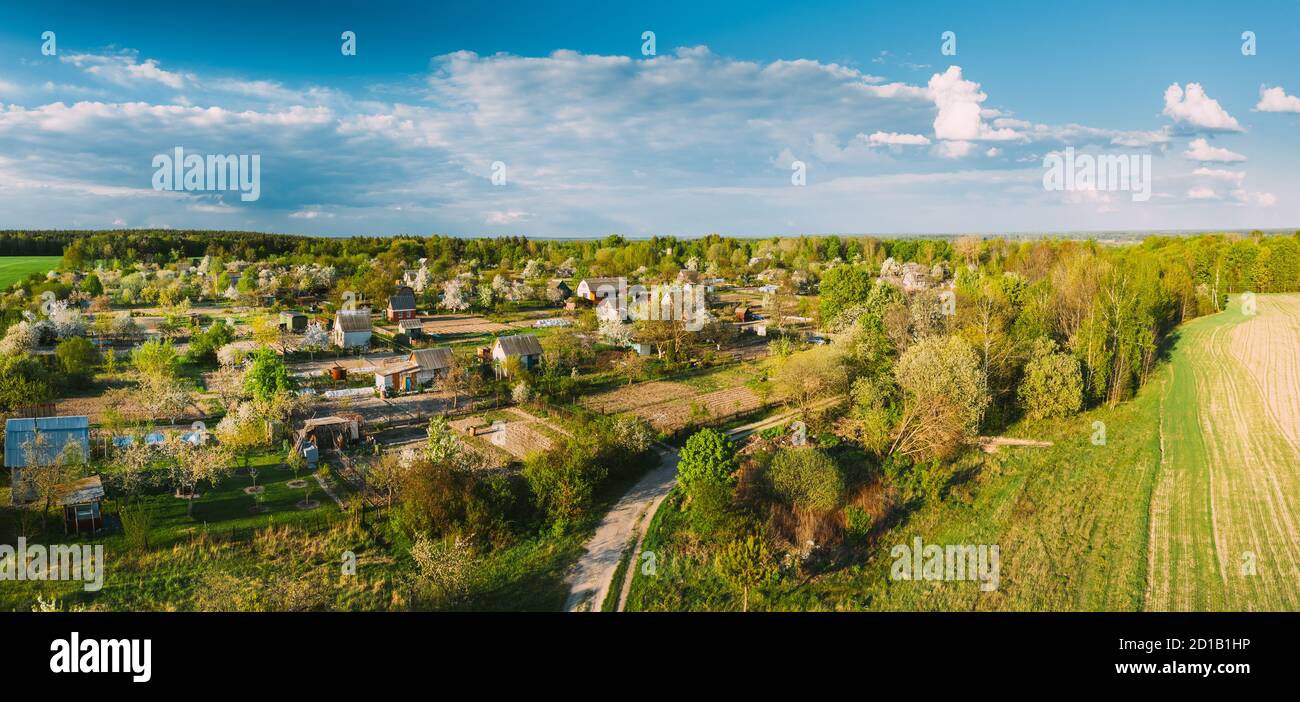 Campagne Paysage rural avec petit village, jardins et terrain vert au printemps, jour d'été. Vue en hauteur. Panorama Banque D'Images