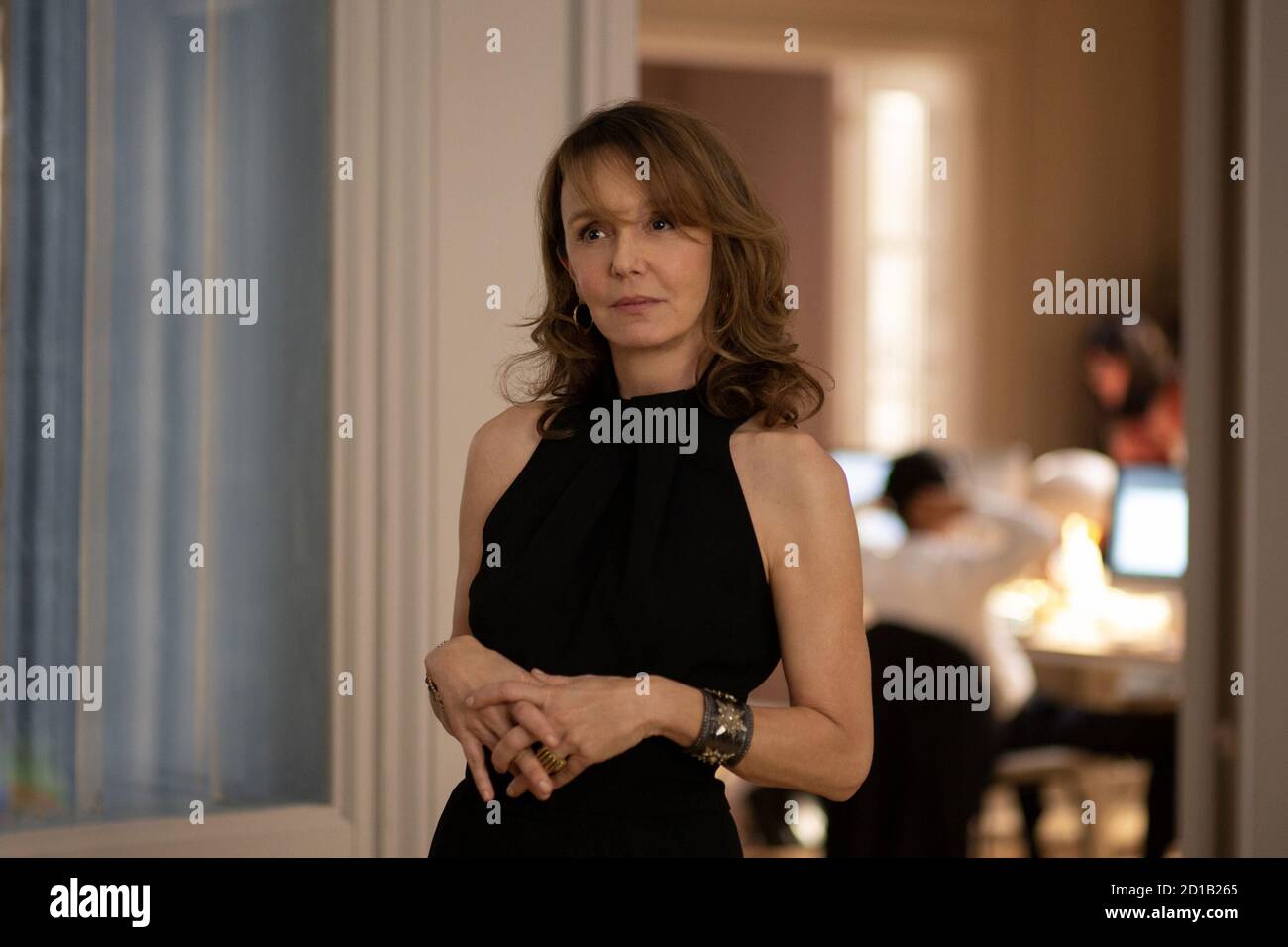 'Emily in Paris' (de gauche à droite) Philippine Leroy-Beaulieu comme Sylvie Grateau dans l'épisode 101 de 'Emily in Paris' Credit: Carole Bethuel/Netflix/The Hollywood Archive Banque D'Images