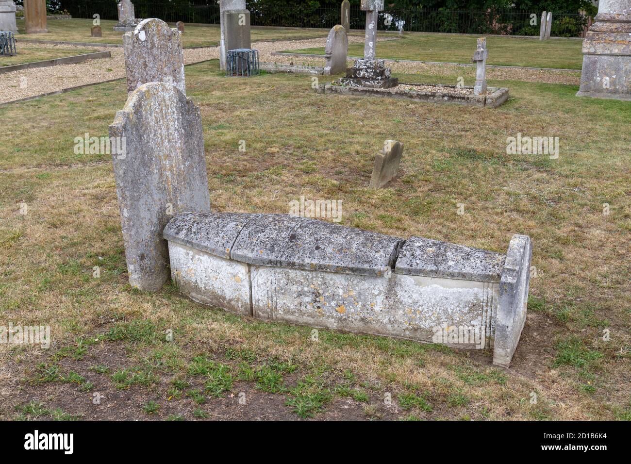 Au-dessus des tombes au cimetière de Mistley Towers, Churrch de St. Mary la Vierge à Mistley, Essex, Royaume-Uni. Banque D'Images