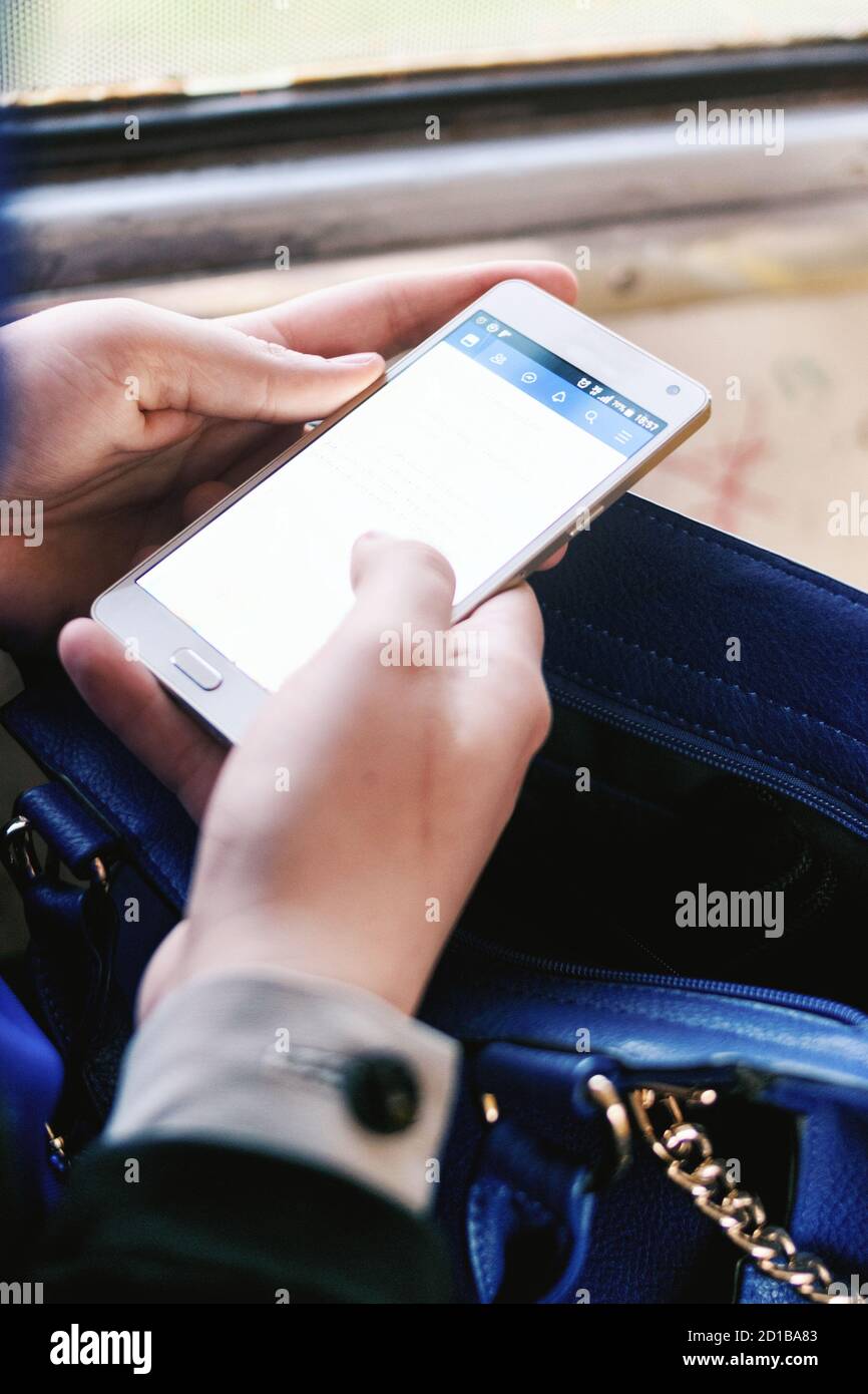 Femme tapant un message sur son smartphone Banque D'Images