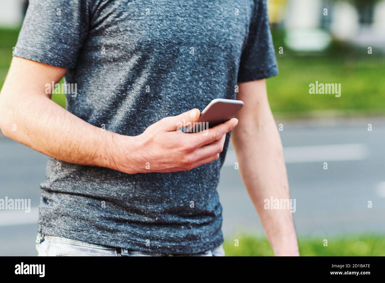 Homme utilisant son smartphone et appréciant une journée Banque D'Images