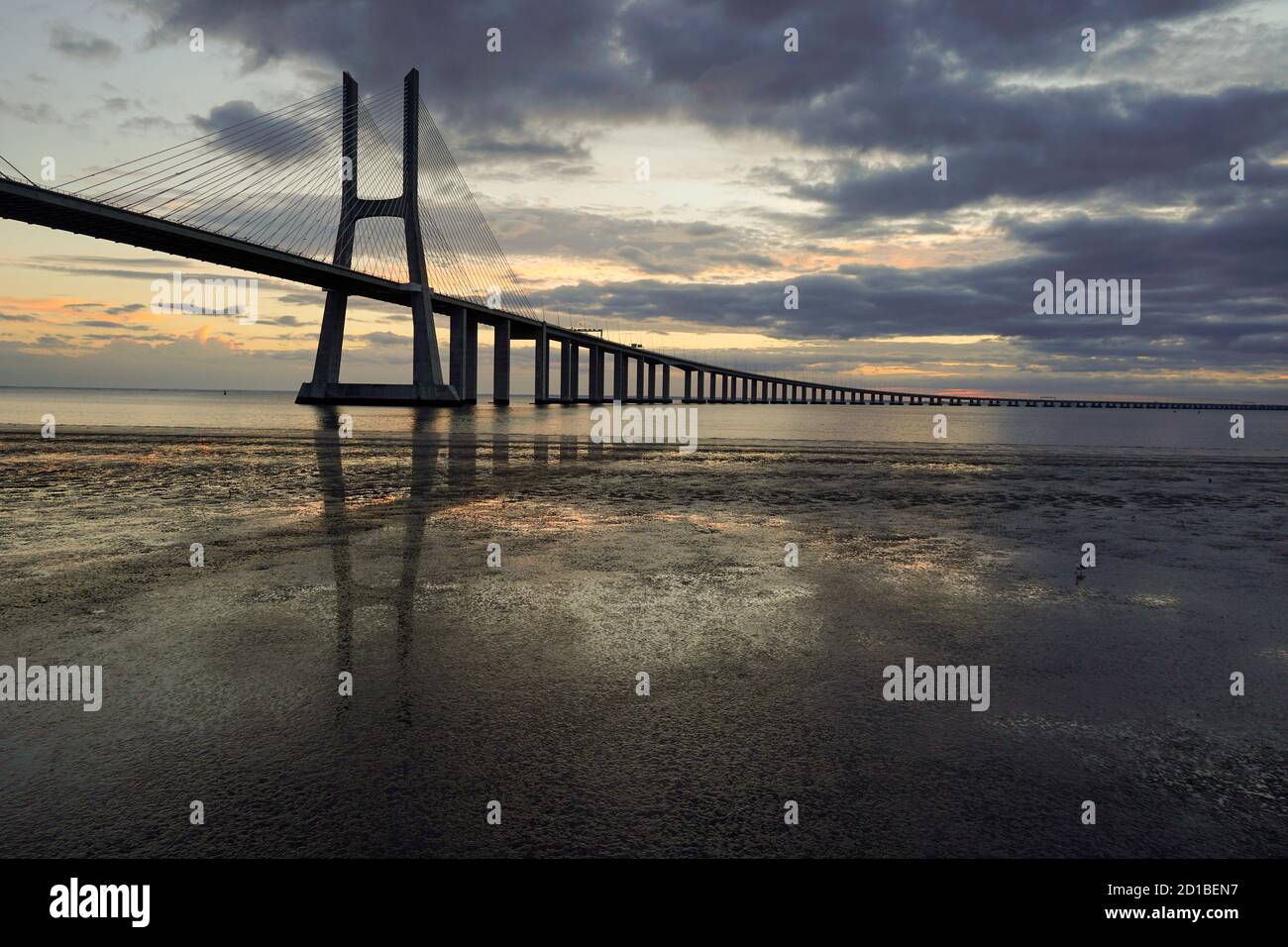 Pont de Lisbonne. Le pont Vasco da Gama est un beau point de repère et l'un des plus longs ponts du monde. Paysage urbain au lever du soleil. Le Portugal Banque D'Images