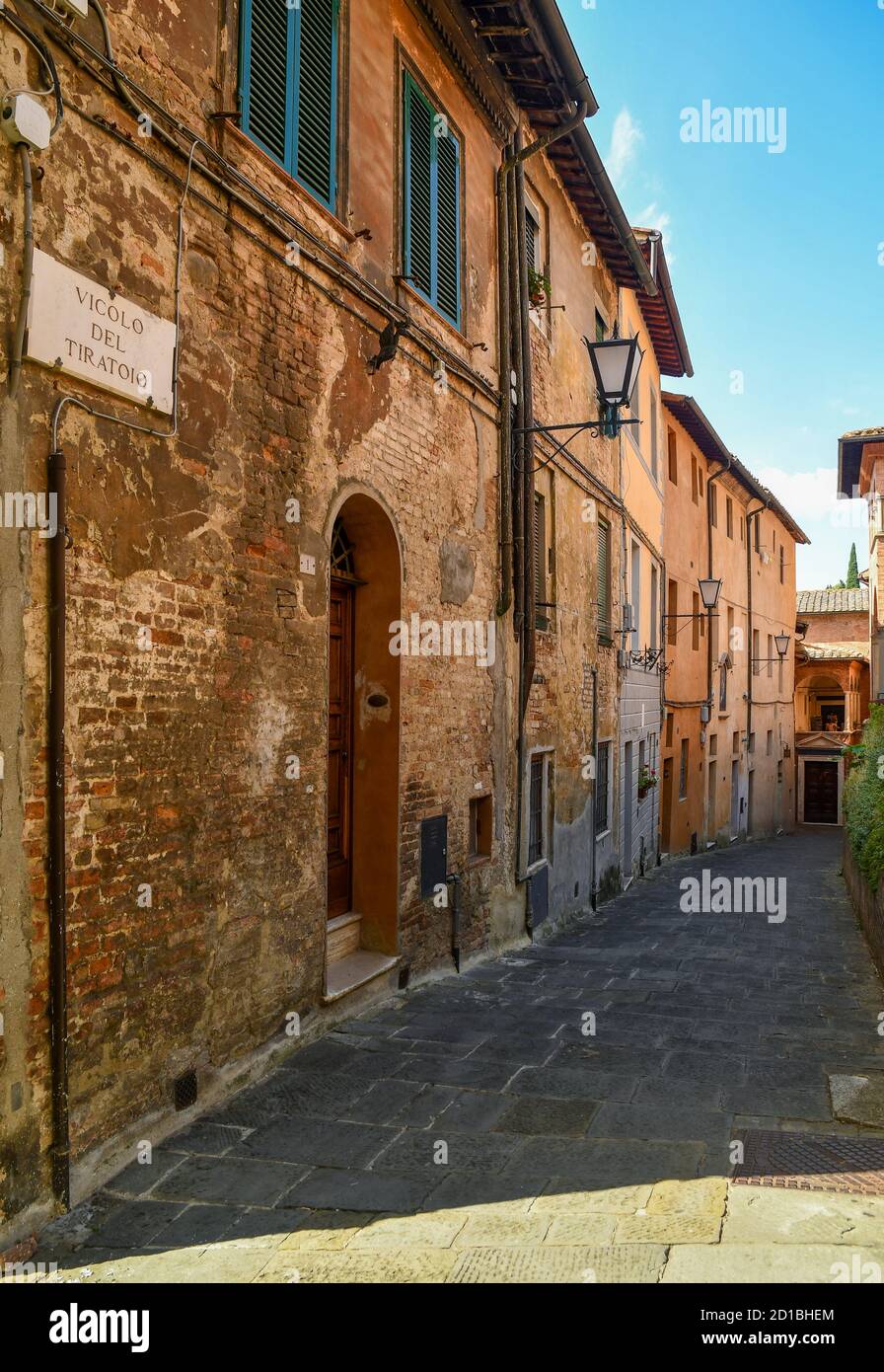 Vue sur Vicolo del Tiratoio, une ruelle étroite dans le centre historique de Sienne, dans le passé lieu de la transformation du textile, Toscane, Italie Banque D'Images
