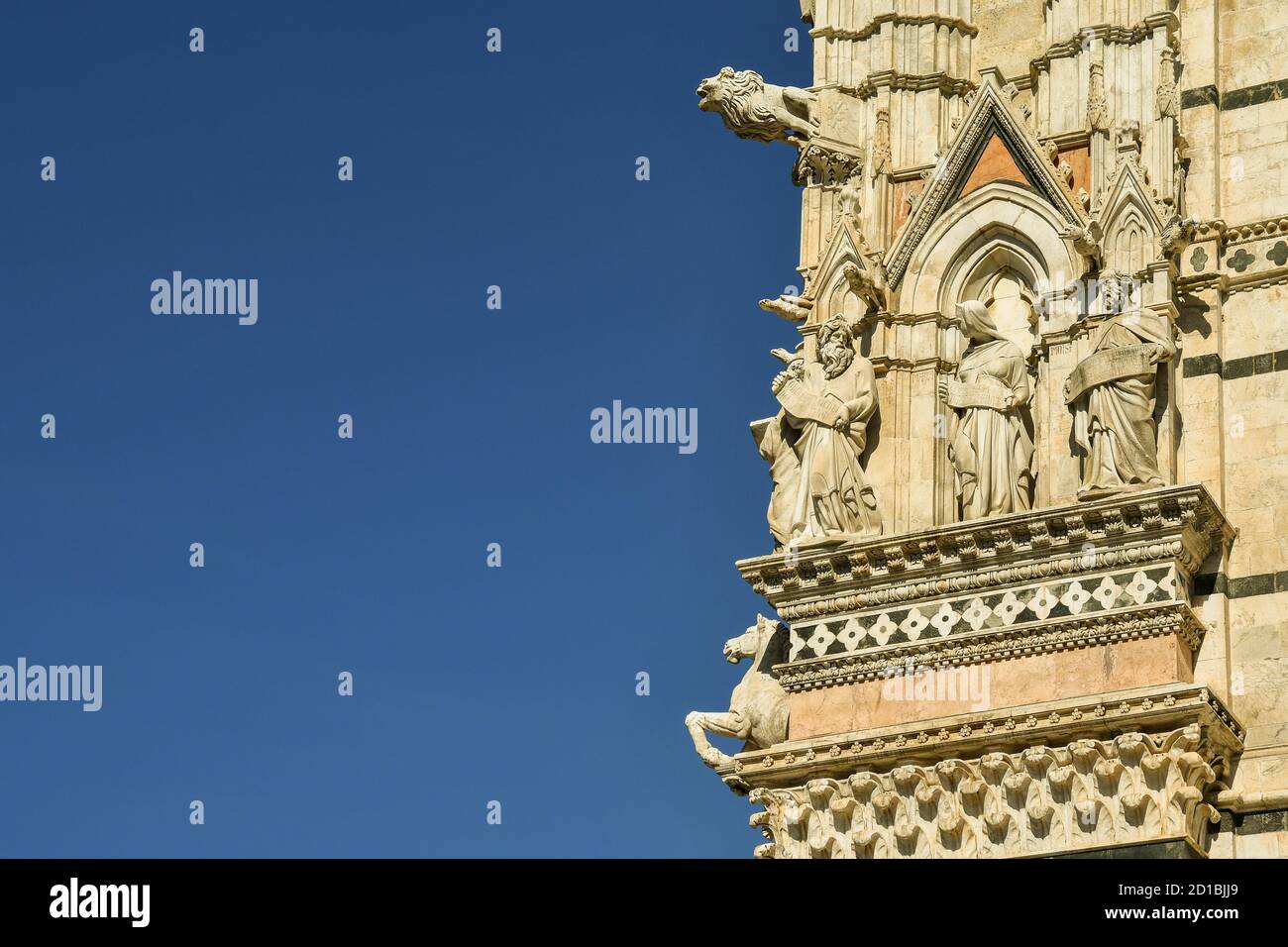 Détail des statues de style gothique sur la façade de la cathédrale de Sienne, oeuvre de Giovanni Pisano (13ème), Sienne, Toscane, Italie Banque D'Images