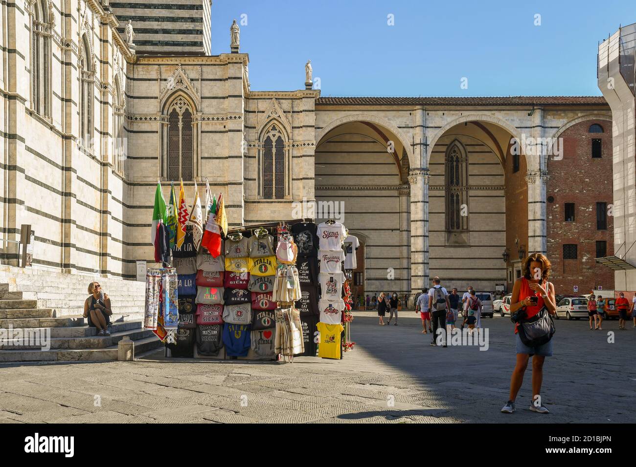Côté droit et nef inachevé de la cathédrale de Sienne, dans le centre historique de l'UNESCO W. H. site, avec une cabine souvenir et des touristes, Toscane, Italie Banque D'Images