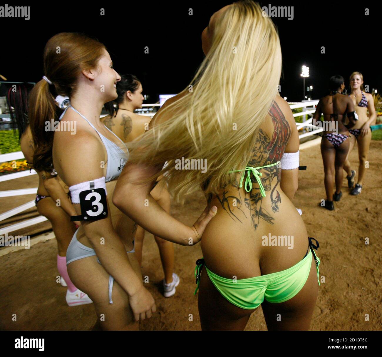 Les participants attendent avant de participer au Poorman's bikini Beach Mile III au Hollywood Park à Inglewood, Californie, le 16 mai 2008. Dans la course de pied annuelle 16 filles courent sur une piste entre les courses de chevaux. REUTERS/Mario Anzuoni (ÉTATS-UNIS) Banque D'Images