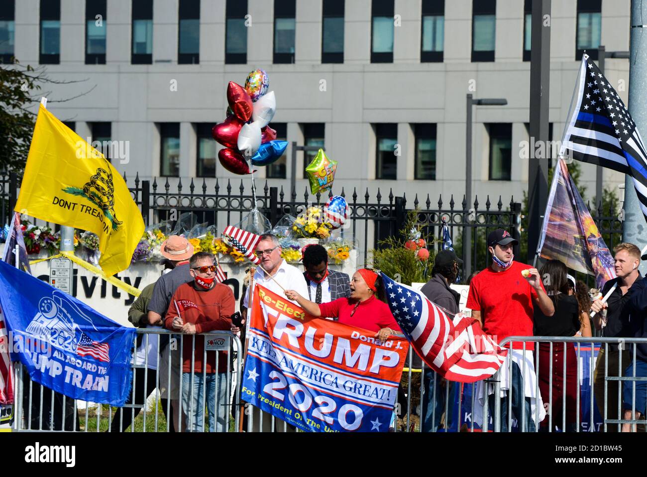 Bethesda, Maryland, États-Unis. 5 octobre 2020. Les partisans de Trump se réunissent à l'extérieur du Walter Reed National Military Medical Center à Bethesda Maryland. Crédit : Christopher Levy/ZUMA Wire/Alay Live News Banque D'Images