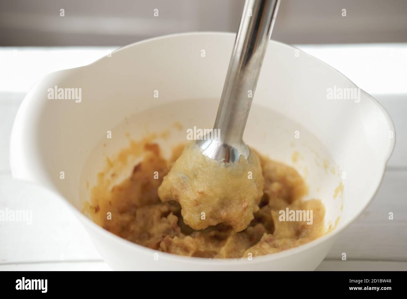 Preparation D Une Puree De Pommes Avec Un Mixeur Plongeant Cuisson Pour Les Enfants Preparation De Nourriture Pour Bebe A La Maison Concept Premier Repas Pour Bebe Photo Stock Alamy