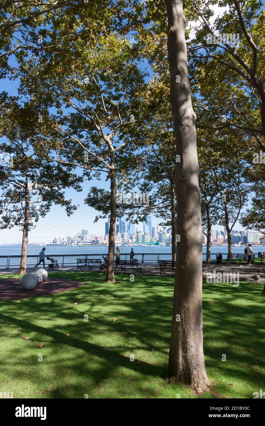 Vue sur la ville de New York/Manhattan depuis l'autre côté de l'Hudson River au parc Pier A à Hoboken, New Jersey. Banque D'Images