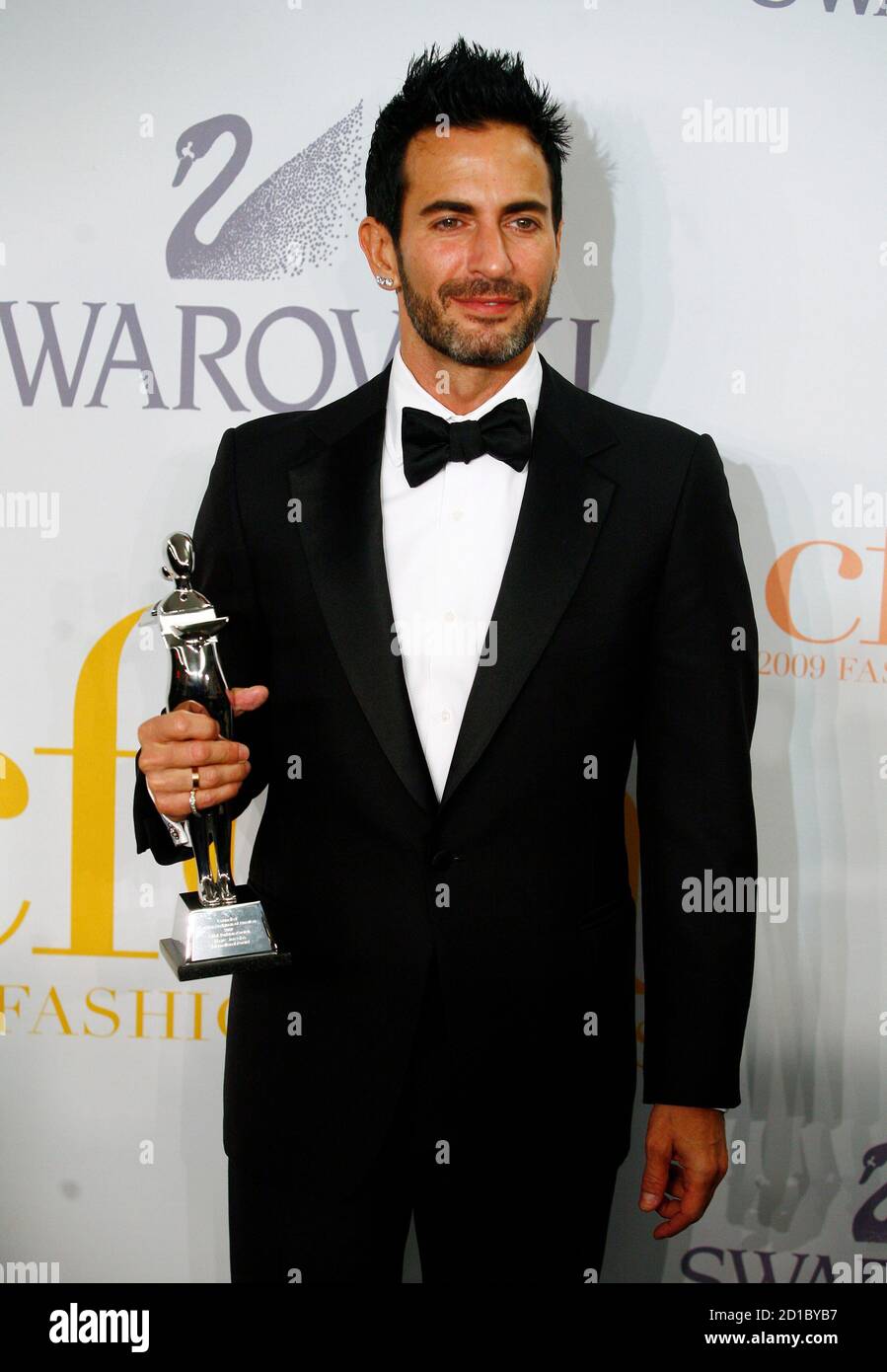 Designer Marc Jacobs poses backstage with his "International Award" trophy  during the 2009 CFDA Fashion Awards in New York June 15, 2009. REUTERS/Eric  Thayer (UNITED STATES ENTERTAINMENT FASHION Photo Stock - Alamy