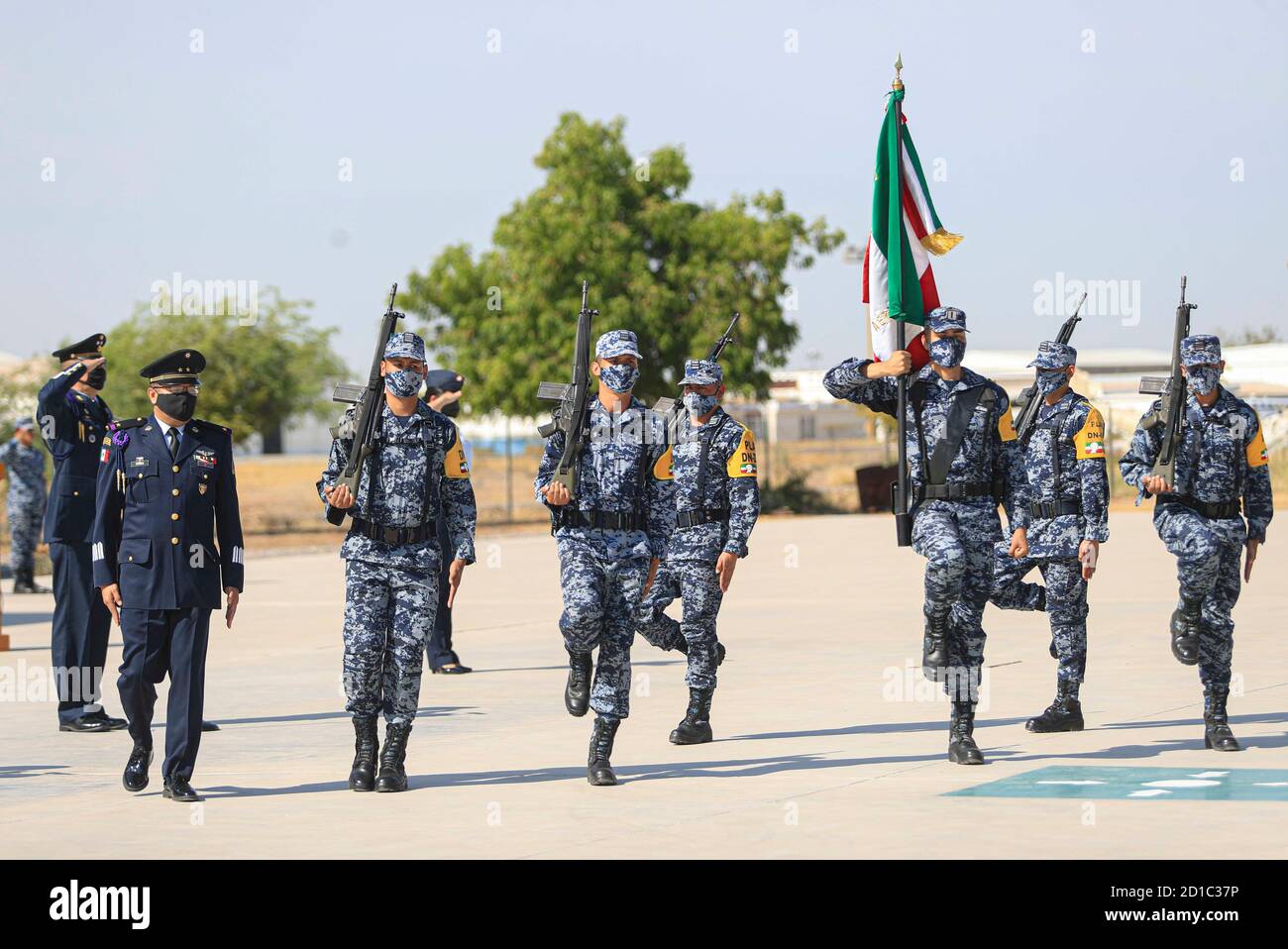 Escorte du drapeau du Mexique, lors de la cérémonie militaire pour la prise de la manifestation et du drapeau du C général de Ala P.A.D.E.M.A. Oscar Rene Rubio Sanchez commandant par intérim de la région aérienne du Nord-Ouest tenu à la base aérienne militaire no 18 le 5 octobre 2020 à Hermosillo, Mexique (© photo : LuisGutierrez / NortePhoto.com) Escotta de la Bandera de Mexico, durante la ceremonia militar por la toma de protesta y de bandera del C General de Ala P.A.D.E.M.A. Oscar Rene Rubio Sanchez comandante interino de la région Aerea Noroeste realizado base Aerea Militar nº18 el 5 octubre 2020 en Hermosillo, Mexic Banque D'Images