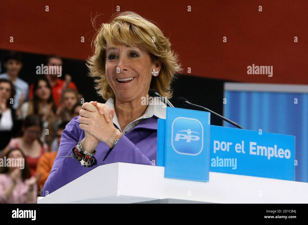 Madrid's regional President Esperanza Aguirre acknowledges applause during a rally about employment in Madrid April 25, 2009. Banner reads 'For employment'. REUTERS/Andrea Comas (SPAIN POLITICS EMPLOYMENT BUSINESS) Banque D'Images